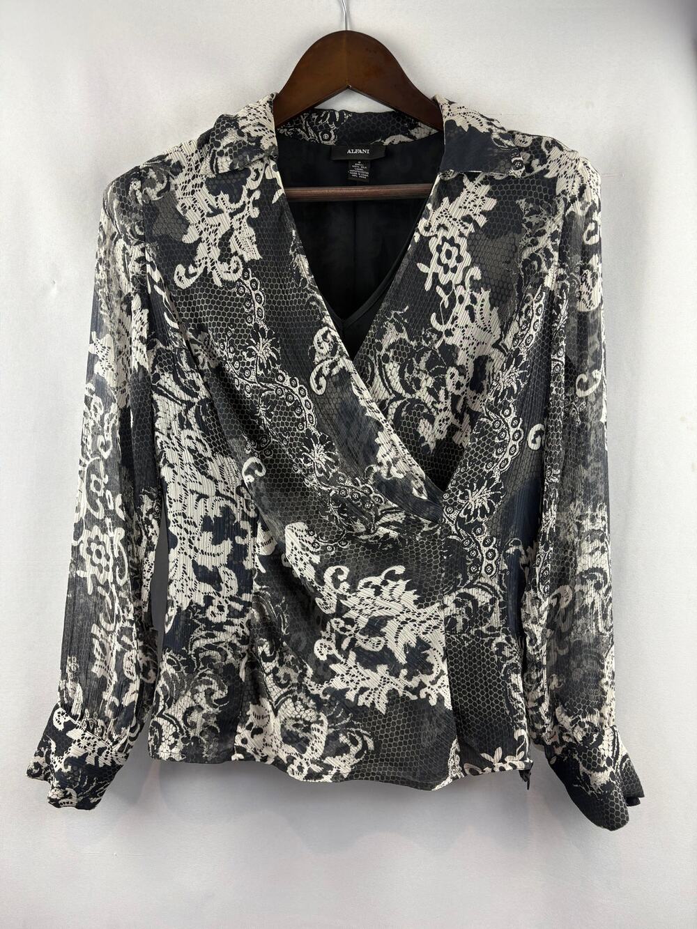 Women’s Alfani Size 6 Black & White Abstract Patterned Blouse